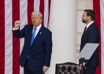 Αριστερά ο Ντόναλντ Τραμπ σε μια χαρακτηριστική χειρονομία μαζί με τον αντιπρόεδρο Τζέι Ντι Βανς (φωτ.: EPA/Jim Lo Scalzo)