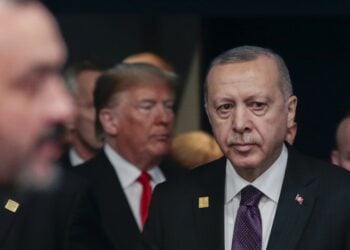 Σε πρώτο πλάνο διακρίνεται ο Ρετζέπ Ταγίπ Ερντογάν και πίσω του ο Ντόναλντ Τραμπ, σε παλιότερη συνάντησή τους στο Λονδίνο (φωτ.: EPA/Olivier Hoslet)