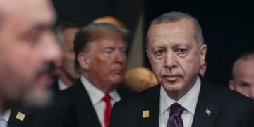 Σε πρώτο πλάνο διακρίνεται ο Ρετζέπ Ταγίπ Ερντογάν και πίσω του ο Ντόναλντ Τραμπ, σε παλιότερη συνάντησή τους στο Λονδίνο (φωτ.: EPA/Olivier Hoslet)