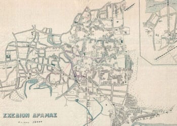 Χάρτης καταγραφής αριθμημένων πρώην μουσουλμανικών ιδιοκτησιών και αποτύπωσης των πρώτων προσφυγικών συνοικισμών στον εκτεινόμενο δεξιά του ρέματος Μοναστηρακίου τομέα της πόλης. Σχεδιάστηκε, σύμφωνα με τις ενδείξεις, το 1923 και προοικονομεί την άναρχη οικιστική ανάπτυξη της Δράμας (πηγή: pylidramas.gr / Υπηρεσία Πολεοδομίας Δράμας)