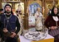 Μέλη του Μορφωτικού & Πολιτιστικού Συλλόγου Μικροχωρίου Δράμας «Παναγία Σουμελά» στη διάρκεια της επιμνημόσυνης δέησης (φωτ.: facebook/Μορφωτικός & Πολιτιστικός Σύλλογος Μικροχωρίου Δράμας «Παναγία Σουμελά»)