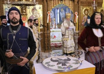 Μέλη του Μορφωτικού & Πολιτιστικού Συλλόγου Μικροχωρίου Δράμας «Παναγία Σουμελά» στη διάρκεια της επιμνημόσυνης δέησης (φωτ.: facebook/Μορφωτικός & Πολιτιστικός Σύλλογος Μικροχωρίου Δράμας «Παναγία Σουμελά»)