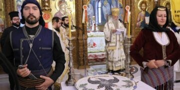 Μέλη του Μορφωτικού & Πολιτιστικού Συλλόγου Μικροχωρίου Δράμας «Παναγία Σουμελά» στη διάρκεια της επιμνημόσυνης δέησης (φωτ.: facebook/Μορφωτικός & Πολιτιστικός Σύλλογος Μικροχωρίου Δράμας «Παναγία Σουμελά»)