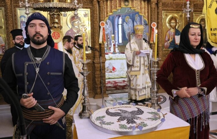Μέλη του Μορφωτικού & Πολιτιστικού Συλλόγου Μικροχωρίου Δράμας «Παναγία Σουμελά» στη διάρκεια της επιμνημόσυνης δέησης (φωτ.: facebook/Μορφωτικός & Πολιτιστικός Σύλλογος Μικροχωρίου Δράμας «Παναγία Σουμελά»)