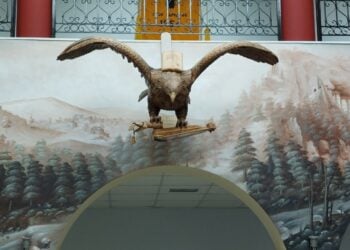 Ο αετός του Πόντου στο φουαγιέ της Ευξείνου Λέσχης Κοζάνης (φωτ.: Εύξεινος Λέσχη Κοζάνης)