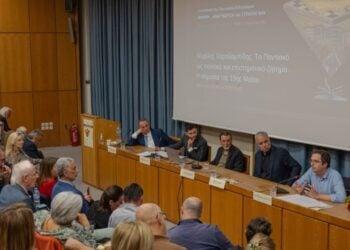 Στο πάνελ των ομιλητών, από αριστερά ο Κ. Φωτιάδης, ο Πέτρος Πεσκελίδης, ο Αντώνης Παυλίδης, ο Νίκος Λυγερός και ο Βασίλης Ασημακόπουλος (φωτ.: facebook/Σύλλογος Ποντίων Φοιτητών Νομού Αττικής)