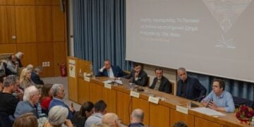 Στο πάνελ των ομιλητών, από αριστερά ο Κ. Φωτιάδης, ο Πέτρος Πεσκελίδης, ο Αντώνης Παυλίδης, ο Νίκος Λυγερός και ο Βασίλης Ασημακόπουλος (φωτ.: facebook/Σύλλογος Ποντίων Φοιτητών Νομού Αττικής)
