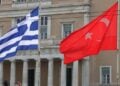 Η ελληνική και η τουρκική σημαία μπροστά από τη Βουλή (φωτ. αρχείου: EUROKINISSI/Γιάννης Παναγόπουλος)