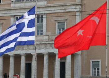 Η ελληνική και η τουρκική σημαία μπροστά από τη Βουλή (φωτ. αρχείου: EUROKINISSI/Γιάννης Παναγόπουλος)