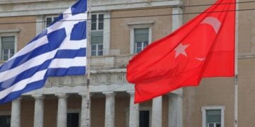 Η ελληνική και η τουρκική σημαία μπροστά από τη Βουλή (φωτ. αρχείου: EUROKINISSI/Γιάννης Παναγόπουλος)