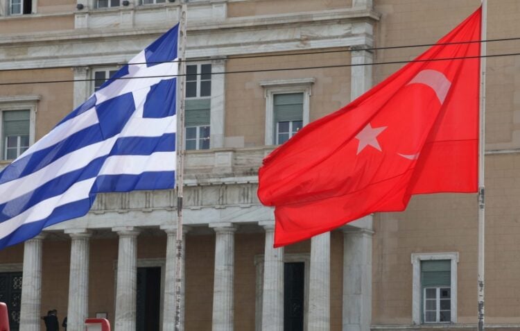 Η ελληνική και η τουρκική σημαία μπροστά από τη Βουλή (φωτ. αρχείου: EUROKINISSI/Γιάννης Παναγόπουλος)