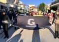 Μέλη της Ένωσης με τη σημαία που φέρει το διεθνές σήμα της γενοκτονίας (φωτ.: Ένωση Ποντίων Ν. Κιλκίς «Οι Αργοναύτες»)