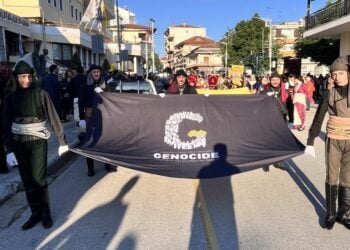Μέλη της Ένωσης με τη σημαία που φέρει το διεθνές σήμα της γενοκτονίας (φωτ.: Ένωση Ποντίων Ν. Κιλκίς «Οι Αργοναύτες»)