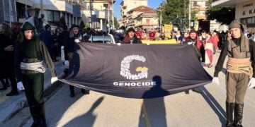 Μέλη της Ένωσης με τη σημαία που φέρει το διεθνές σήμα της γενοκτονίας (φωτ.: Ένωση Ποντίων Ν. Κιλκίς «Οι Αργοναύτες»)