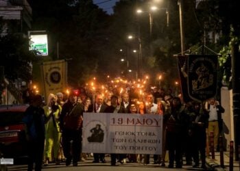 Δεκάδες κόσμου συμμετείχε στη λαμπαδηδρομία στους δρόμους του Πανοράματος (φωτ.: facebook/Ένωση Ποντίων Πανοράματος)