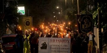 Δεκάδες κόσμου συμμετείχε στη λαμπαδηδρομία στους δρόμους του Πανοράματος (φωτ.: facebook/Ένωση Ποντίων Πανοράματος)