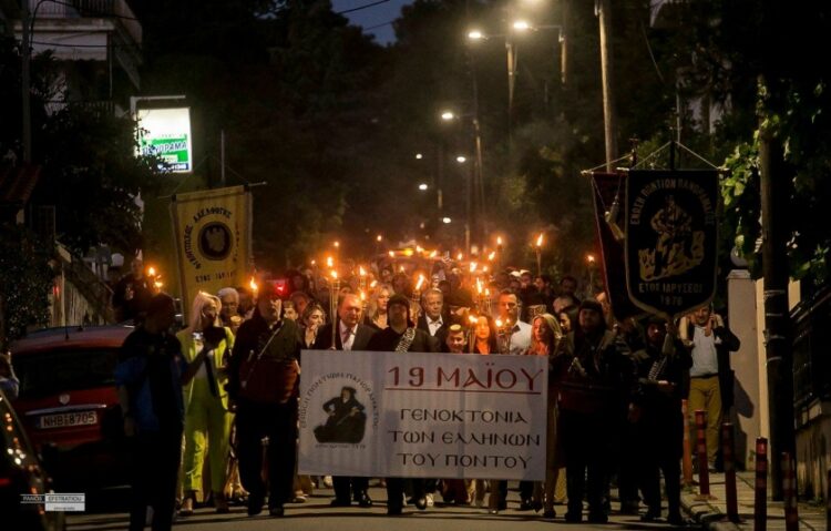 Δεκάδες κόσμου συμμετείχε στη λαμπαδηδρομία στους δρόμους του Πανοράματος (φωτ.: facebook/Ένωση Ποντίων Πανοράματος)
