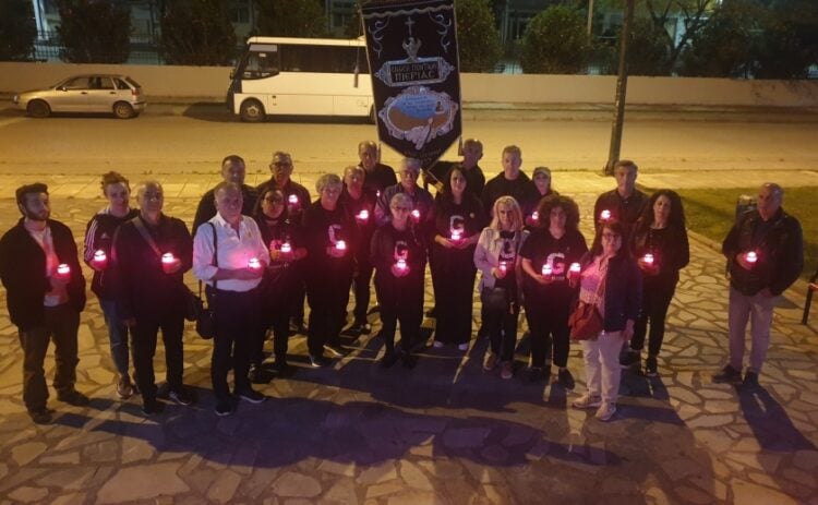Τα μέλη της Ένωσης Ποντίων Πιερίας με τη Φλόγα της Μνήμης (φωτ.: facebook/Ένωση Ποντίων Πιερίας)