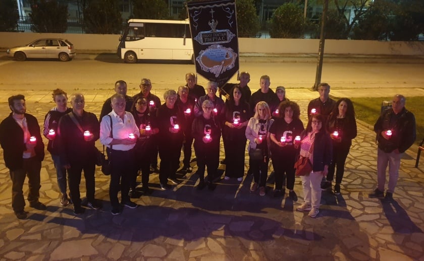 Τα μέλη της Ένωσης Ποντίων Πιερίας με τη Φλόγα της Μνήμης (φωτ.: facebook/Ένωση Ποντίων Πιερίας)