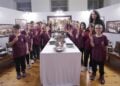 Οι μικροί ζαχαροπλάστες με τα νόστιμα ωτία τους (φωτ.: facebook/Ένωση Ποντίων Πιερίας)