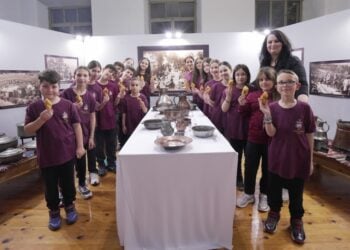 Οι μικροί ζαχαροπλάστες με τα νόστιμα ωτία τους (φωτ.: facebook/Ένωση Ποντίων Πιερίας)