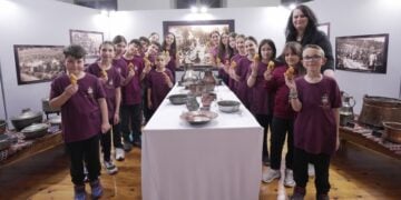 Οι μικροί ζαχαροπλάστες με τα νόστιμα ωτία τους (φωτ.: facebook/Ένωση Ποντίων Πιερίας)