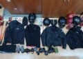 Ορισμένα από τα αντικείμενα που κατασχέθηκαν στα σπίτια των συλληφθέντων (φωτ.: Γραφείο Τύπου Ελληνικής Αστυνομίας)