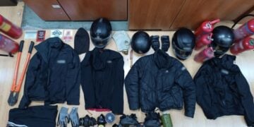 Ορισμένα από τα αντικείμενα που κατασχέθηκαν στα σπίτια των συλληφθέντων (φωτ.: Γραφείο Τύπου Ελληνικής Αστυνομίας)