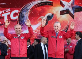 Ο Τούρκος πρόεδρος Ρετζέπ ΤΑγίπ Ερντογάν (δεξιά) με τον Τουρκοκύπριο ηγέτη Ερσίν Τατάτ στη διάρκεια των εκδηλώσεων Teknofest στη Λευκωσία (φωτ.: EPA/Erdem Sahin)