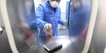 Υπάλληλος σε αναδυόμενο εργαστήριο που ειδικεύεται στη δοκιμή νουκλεϊκού οξέος για τον κορονοϊό, στην κινεζική πόλη Γιουάν. Το συγκεκριμένο εργαστήριο βιοασφάλειας κατασκευάστηκε σε πέντε ημέρες, προκειμένου να εκτελεί 10.000 τεστ κορωνοϊού την ημέρα για να αντιμετωπίσει την επιδημία (φωτ.: EPA/Shepherd Zhou)