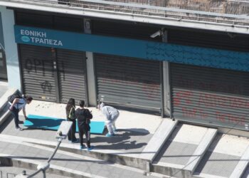 Στελέχη της Σήμανσης στο σημείο όπου εξερράγη η βόμβα (φωτ.: ΜΟΤΙΟΝΤΕΑΜ/Βασίλης Βερβερίδης)