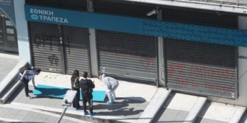 Στελέχη της Σήμανσης στο σημείο όπου εξερράγη η βόμβα (φωτ.: ΜΟΤΙΟΝΤΕΑΜ/Βασίλης Βερβερίδης)