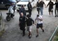 Αστυνομικοί συνοδεύουν τους κατηγορούμενους νεαρούς στο δικαστήριο (φωτ.: ΜΟΤΙΟΝΤΕΑΜ/Βασίλης Βερβερίδης)