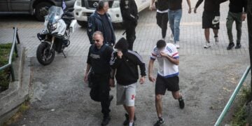 Αστυνομικοί συνοδεύουν τους κατηγορούμενους νεαρούς στο δικαστήριο (φωτ.: ΜΟΤΙΟΝΤΕΑΜ/Βασίλης Βερβερίδης)