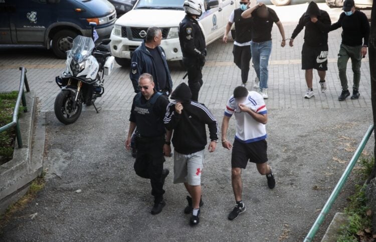 Αστυνομικοί συνοδεύουν τους κατηγορούμενους νεαρούς στο δικαστήριο (φωτ.: ΜΟΤΙΟΝΤΕΑΜ/Βασίλης Βερβερίδης)