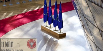 Η ευρωπαϊκή σημαία στο «σπίτι» των κρατών-μελών στις Βρυξέλλες, μαζί με το λογότυπο της ΠΟΠΣ για την επέτειο μνήμης της Γενοκτονίας των Ποντίων (εικ.: Γεωργία Βορύλλα)