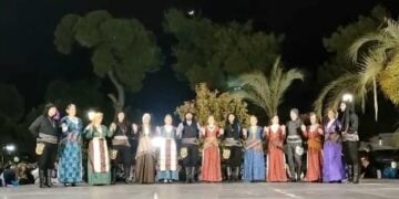 Στιγμιότυπο από την παρουσίαση του χορευτικού τμήματος του Φάρου Ποντίων Πατρών στις πρωτομαγιάτικες εκδηλώσεις (φωτ.: facebook/Faros Pontion Patron)