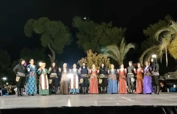 Στιγμιότυπο από την παρουσίαση του χορευτικού τμήματος του Φάρου Ποντίων Πατρών στις πρωτομαγιάτικες εκδηλώσεις (φωτ.: facebook/Faros Pontion Patron)