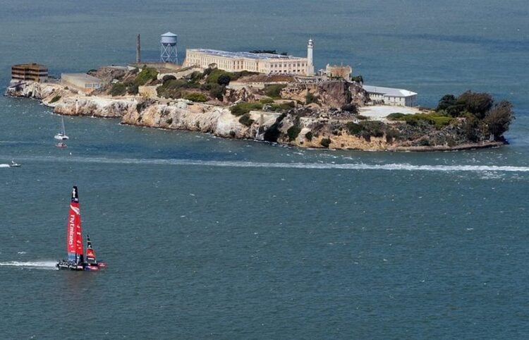Το κτήριο της φυλακής του Αλκατράζ στο ομώνυμο νησάκι του κόλπου του Σαν Φρανσίσκο την παρούσα στιγμή αποτελεί τουριστικό αξιοθέατο (φωτ.: EPA/Matt Campbell)