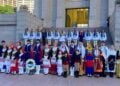 Οι Εύζωνες της Προεδρικής Φρουράς και τα μέλη του Λυκείου Ελληνίδων Σίδνεϊ πριν από την εκδήλωση (φωτ.: facebook/Hellenic Lyceum Sydney)