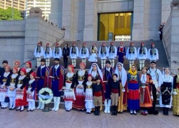 Οι Εύζωνες της Προεδρικής Φρουράς και τα μέλη του Λυκείου Ελληνίδων Σίδνεϊ πριν από την εκδήλωση (φωτ.: facebook/Hellenic Lyceum Sydney)