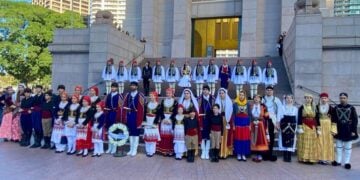 Οι Εύζωνες της Προεδρικής Φρουράς και τα μέλη του Λυκείου Ελληνίδων Σίδνεϊ πριν από την εκδήλωση (φωτ.: facebook/Hellenic Lyceum Sydney)