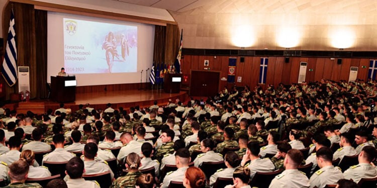 Στιγμιότυπο από την εκδήλωση στη Σχολή Ευελπίδων για τα 106 χρόνια από τη Γενοκτονία των Ποντίων (φωτ.: Γενικό Επιτελείο Στρατού)