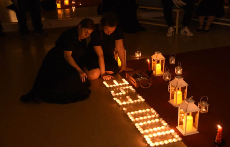 Στιγμιότυπο από την παράσταση «Μαρτυρολόγιο» (φωτ.: Facebook / Ένωση Ποντίων Περιστερίου)