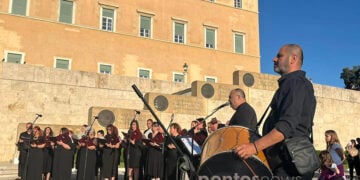 Η χορωδία που συνόδευσε τον Ηλία Υφαντίδη και τον Παναγιώτη Κοπαλίδη απαρτιζόταν από μέλη της Ένωσης Ποντίων Δροσιάς, του Συλλόγου Ποντίων Κορυδαλλού «Εύξεινος Πόντος» και του Πολιτιστικού Φορέα «Κιβωτός του Πόντου - Ηλίας Υφαντίδης» (φωτ.: Κατερίνα Κατωπόδη)
