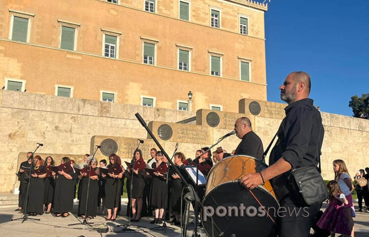 Η χορωδία που συνόδευσε τον Ηλία Υφαντίδη και τον Παναγιώτη Κοπαλίδη απαρτιζόταν από μέλη της Ένωσης Ποντίων Δροσιάς, του Συλλόγου Ποντίων Κορυδαλλού «Εύξεινος Πόντος» και του Πολιτιστικού Φορέα «Κιβωτός του Πόντου - Ηλίας Υφαντίδης» (φωτ.: Κατερίνα Κατωπόδη)