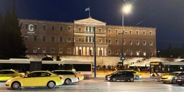 Η Βουλή φωταγωγήθηκε για τα 106 χρόνια από τη Γενοκτονία των Ποντίων (φωτ.: Χριστίνα Χαφουσίδου)