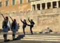 Πρώτη αλλαγή φρουράς για την επέτειο της19ης Μαΐου (φωτ.: Κατερίνα Κατωπόδη)
