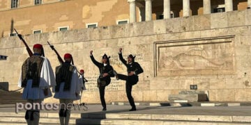 Πρώτη αλλαγή φρουράς για την επέτειο της19ης Μαΐου (φωτ.: Κατερίνα Κατωπόδη)