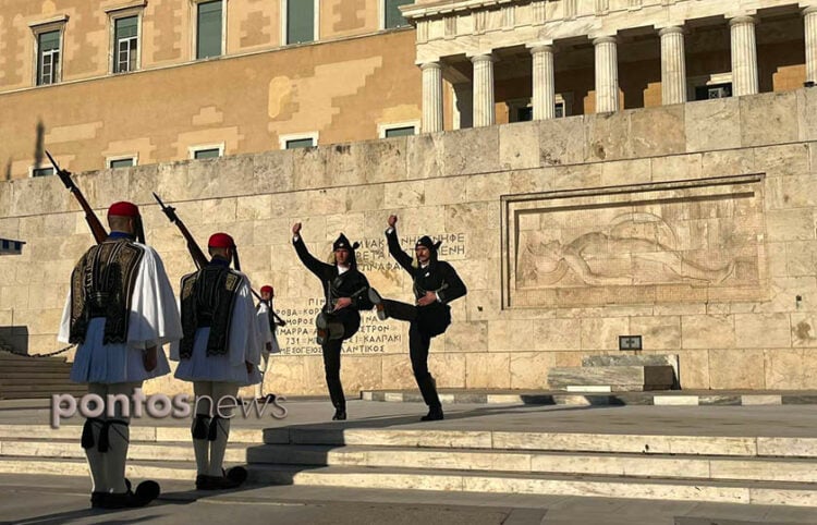 Πρώτη αλλαγή φρουράς για την επέτειο της19ης Μαΐου (φωτ.: Κατερίνα Κατωπόδη)